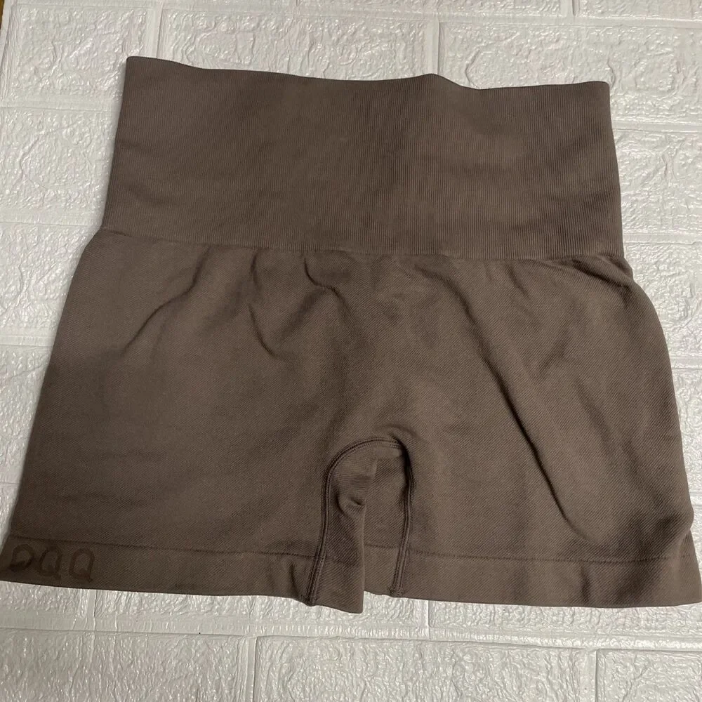 OQQ Women's High-Waisted Seamless Yoga Biker Shorts – Dark Brown / Taupe